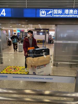 浙財(cái)大學(xué)生變身抗疫物資的跨國(guó)快遞小哥